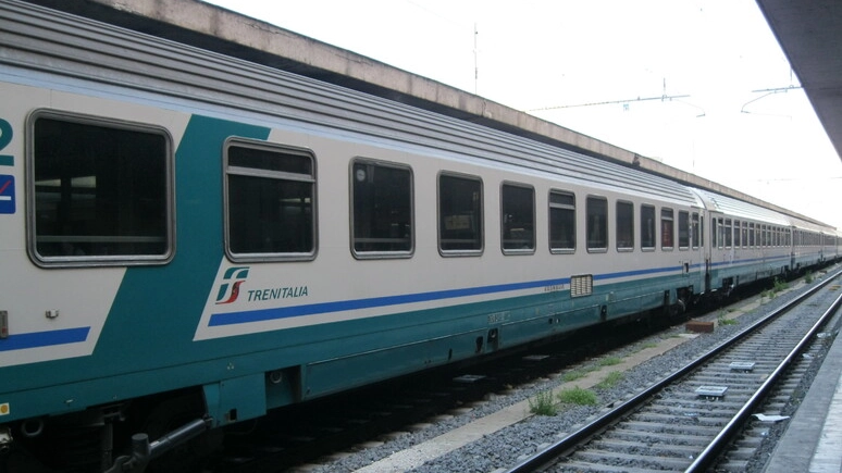 Un treno in una foto d'archivio