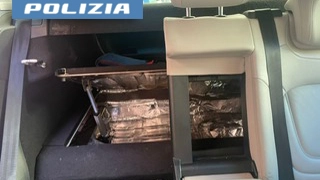 In auto con 30 chili di cocaina nel vano segreto del bagagliaio. Due uomini nei guai