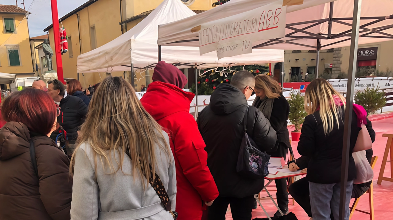 Gente in fila davanti al gazebo dove si raccoglievano le firme per i lavoratori Abb