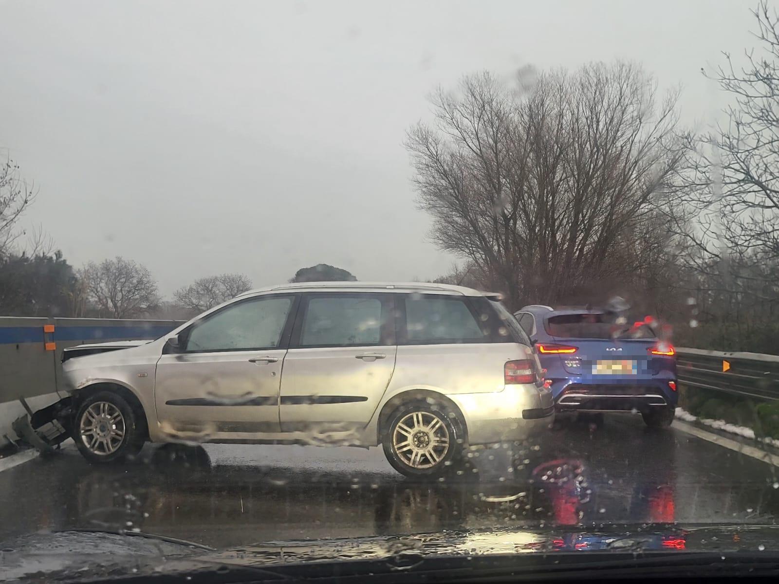 Tempesta di vento e grandine ad Arezzo, danni, incidenti e disagi. Paura per i podisti sul passo della Foce