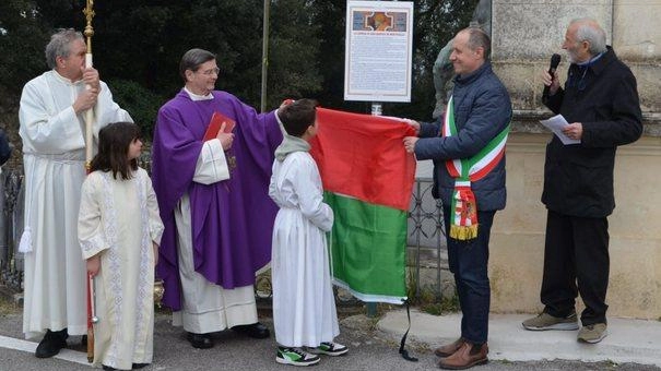 Un momento della cerimonia tenutasi domenica scorsa a Monte San Quirico (foto Alcide)