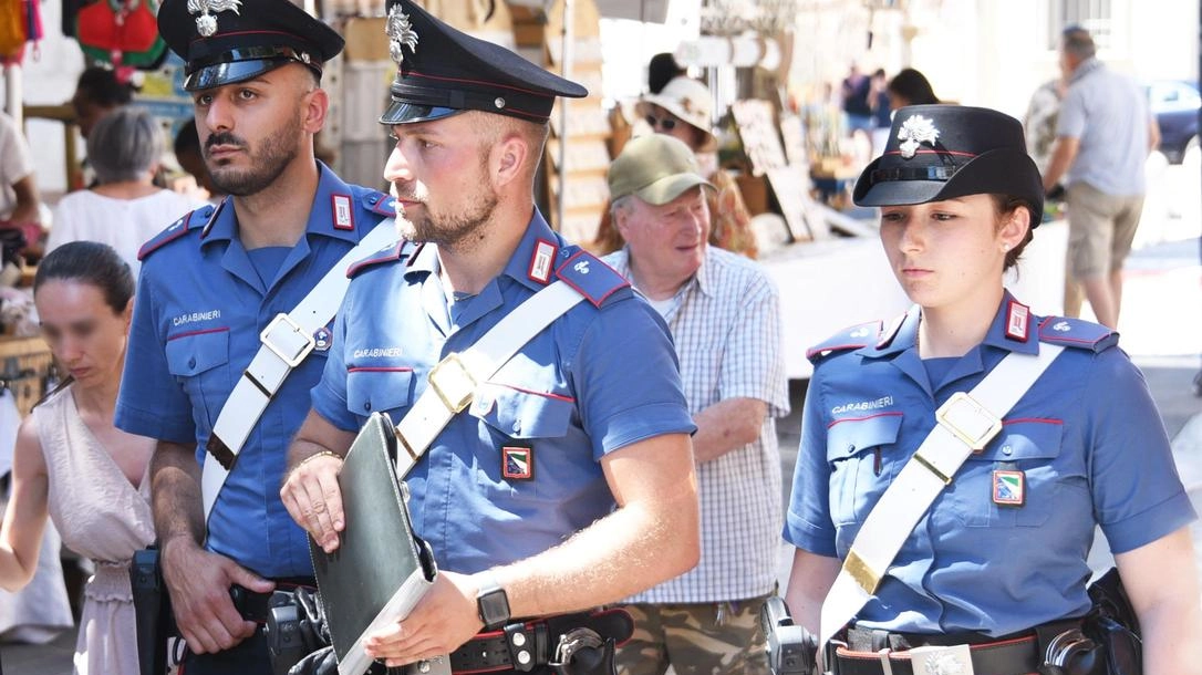 Arrestato dai carabinieri. Cerca di sfuggire ai controlli. Poi si scaglia contro i militari