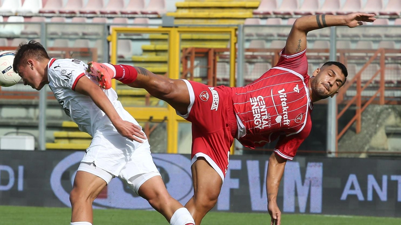 Il nuovo allenatore del Perugia, Lamberto Zauli, cerca di risollevare la squadra dopo un inizio difficile. Novembre sarà cruciale con derby e Coppa Italia in vista. Le prossime partite determineranno il destino del Grifo.