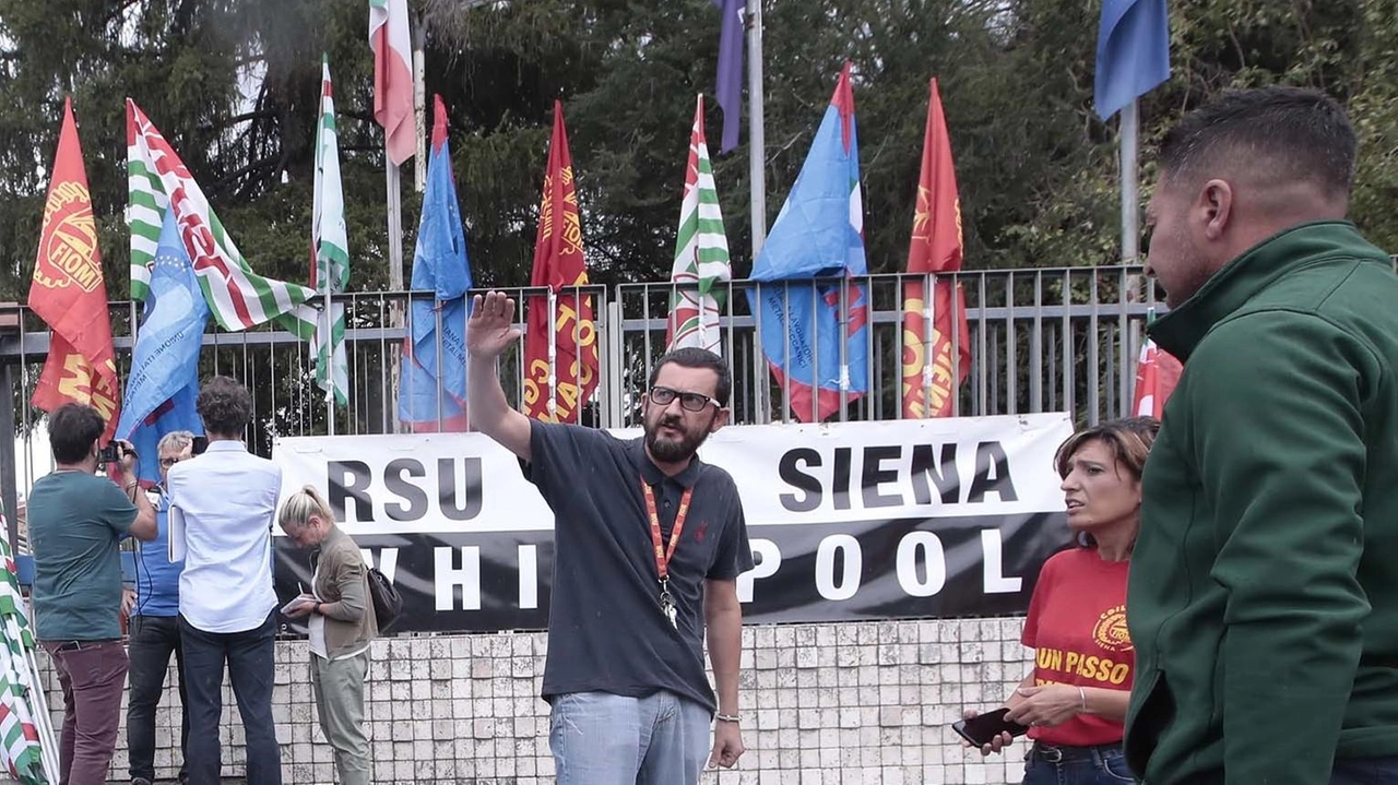 Al via la mobilitazione nello stabilimento di viale Toselli tra bandiere e canti: "La gente come noi non molla mai", è il messaggio all’azienda. La Regione convoca il tavolo di crisi l’8 ottobre, nessuna notizia da Roma.