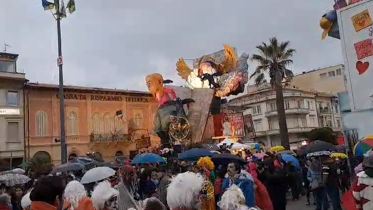 Tempo sicuramente poco clemente per il terzo corso mascherato notturno del Carnevale di Viareggio 2025