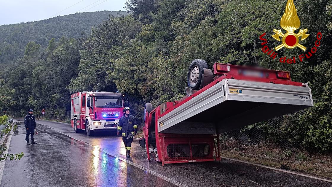 Autocarro si ribalta sulla statale, illeso il conducente