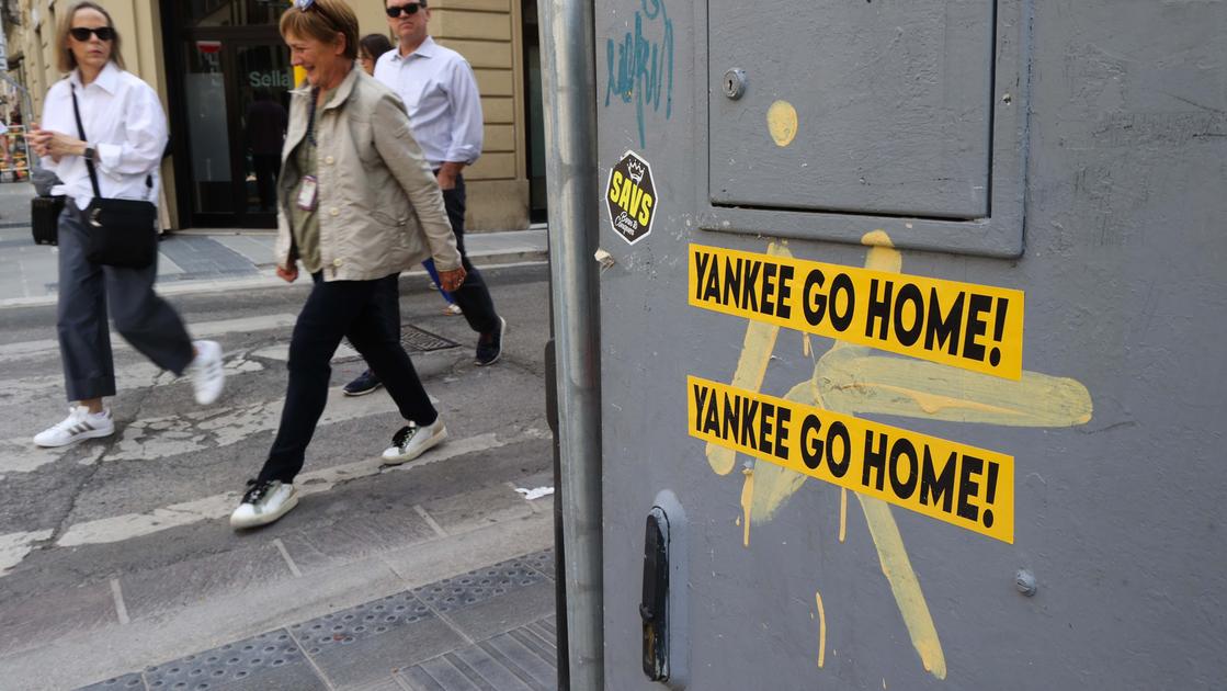 “Yankee tornate a casa”. Firenze, giallo sugli adesivi ostili in giro per le strade: rabbia o marketing?