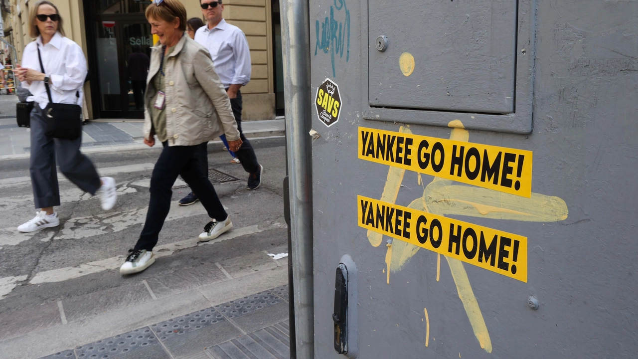 Gli adesivi con la scritta "Yankee Go Home!"