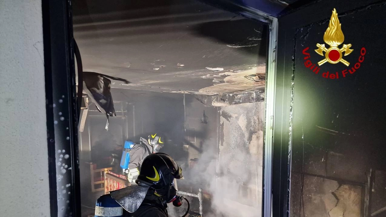 Il locale distrutto dall’incendio nella notte tra mercoledì e giovedì