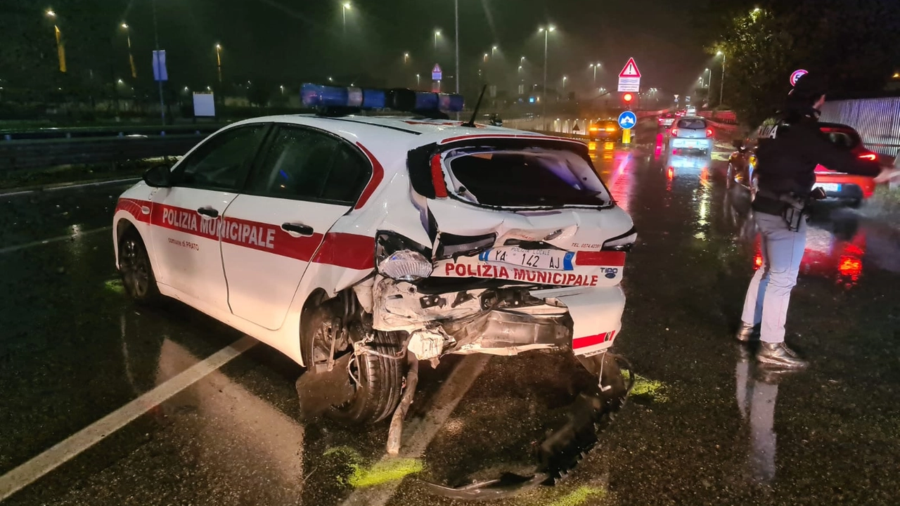 L'auto distrutta della Polizia Municipale