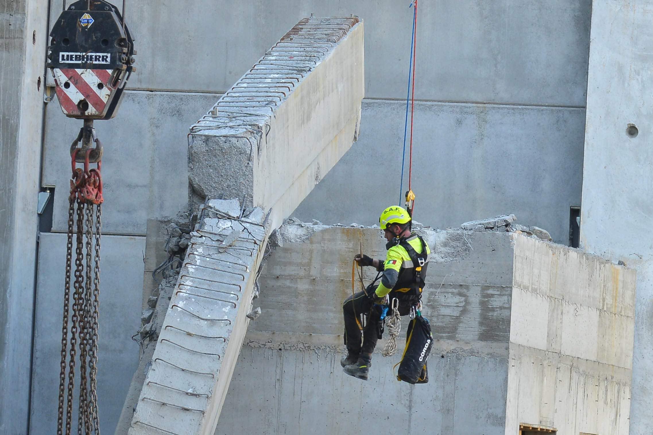 “La trave non poteva reggere”. Tre indagati per il crollo nel cantiere, emersi “errori macroscopici”