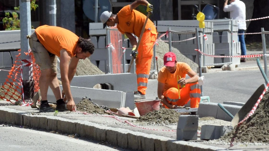 "Strada rifatta. Ma due auto non ci passano"