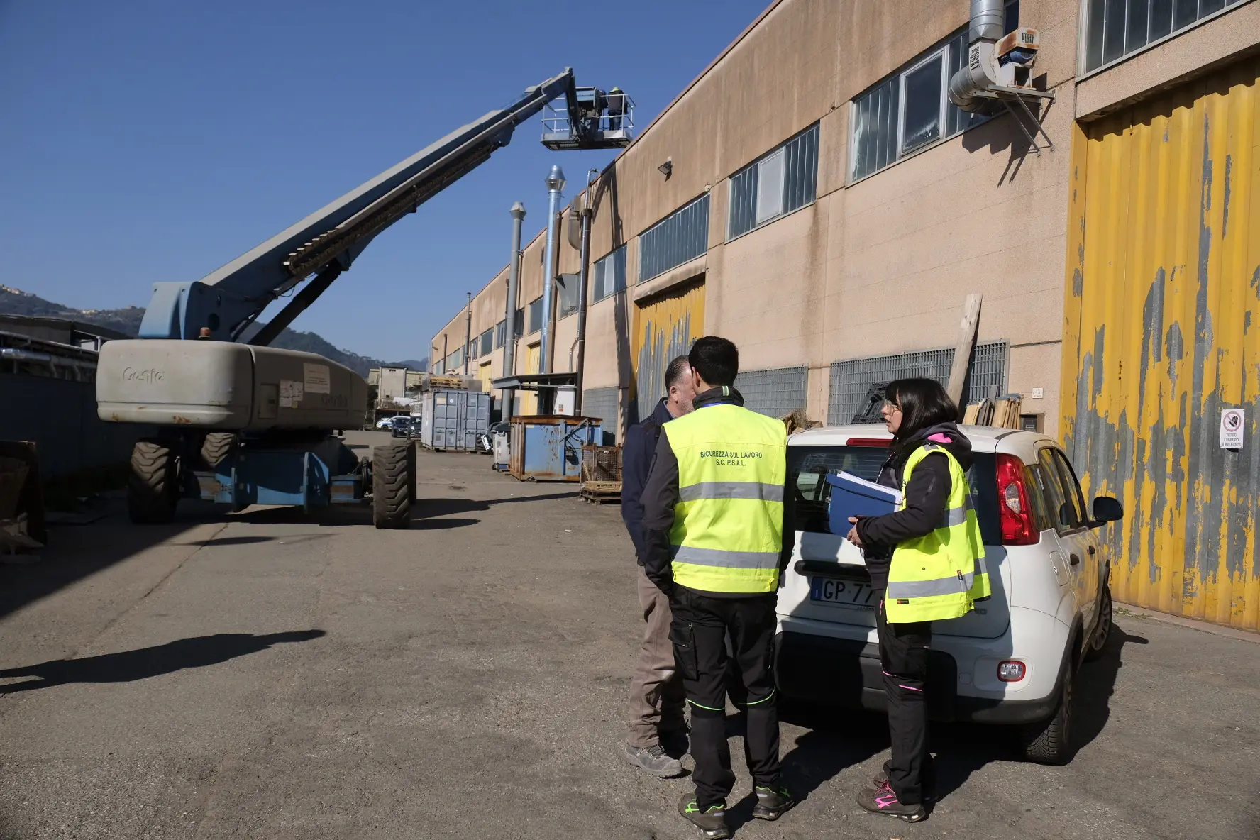 Precipita dal tetto di un capannone, operaio morto sul lavoro