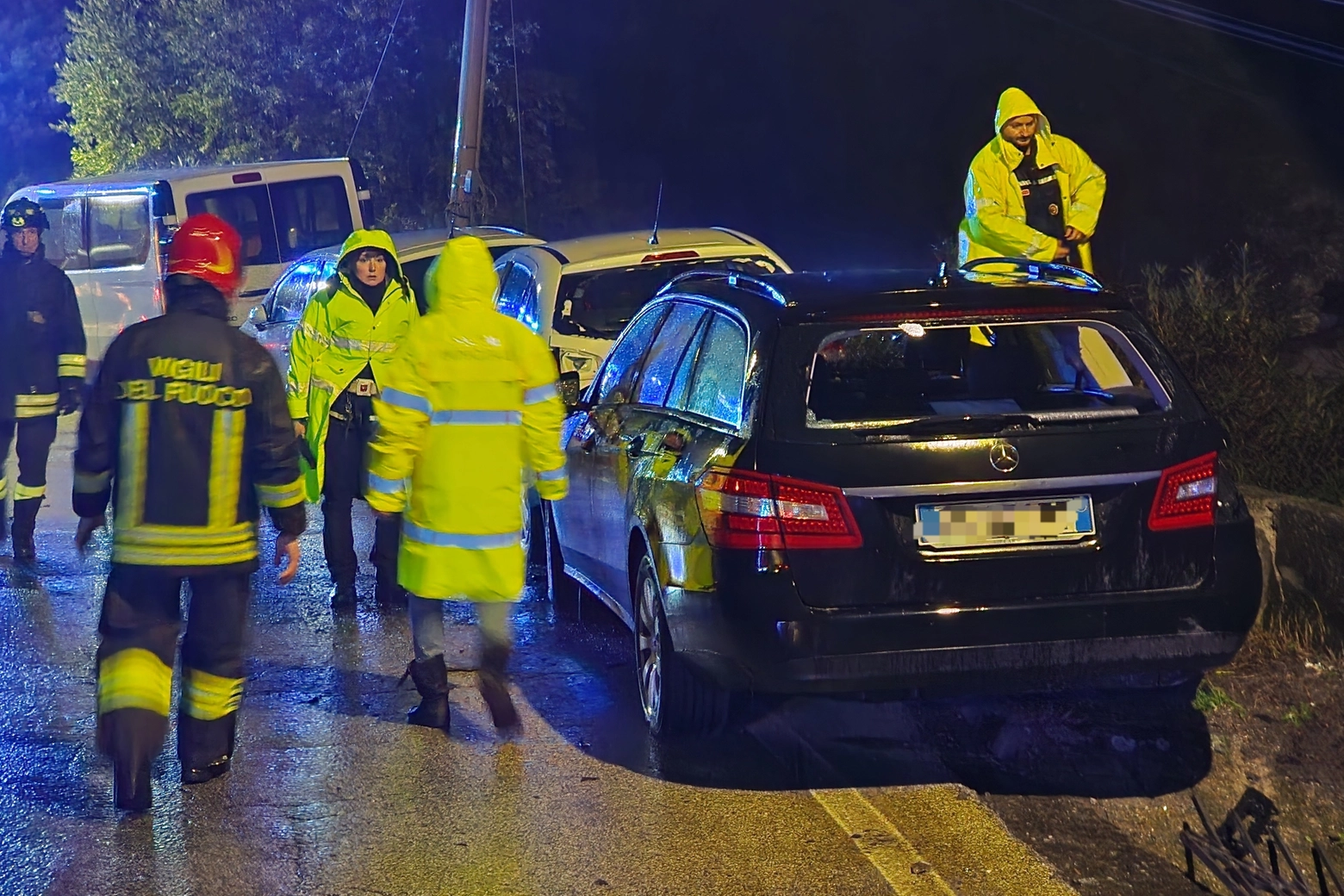 L'auto della vittima e i soccorsi (Acerboni / FotoCastellani)