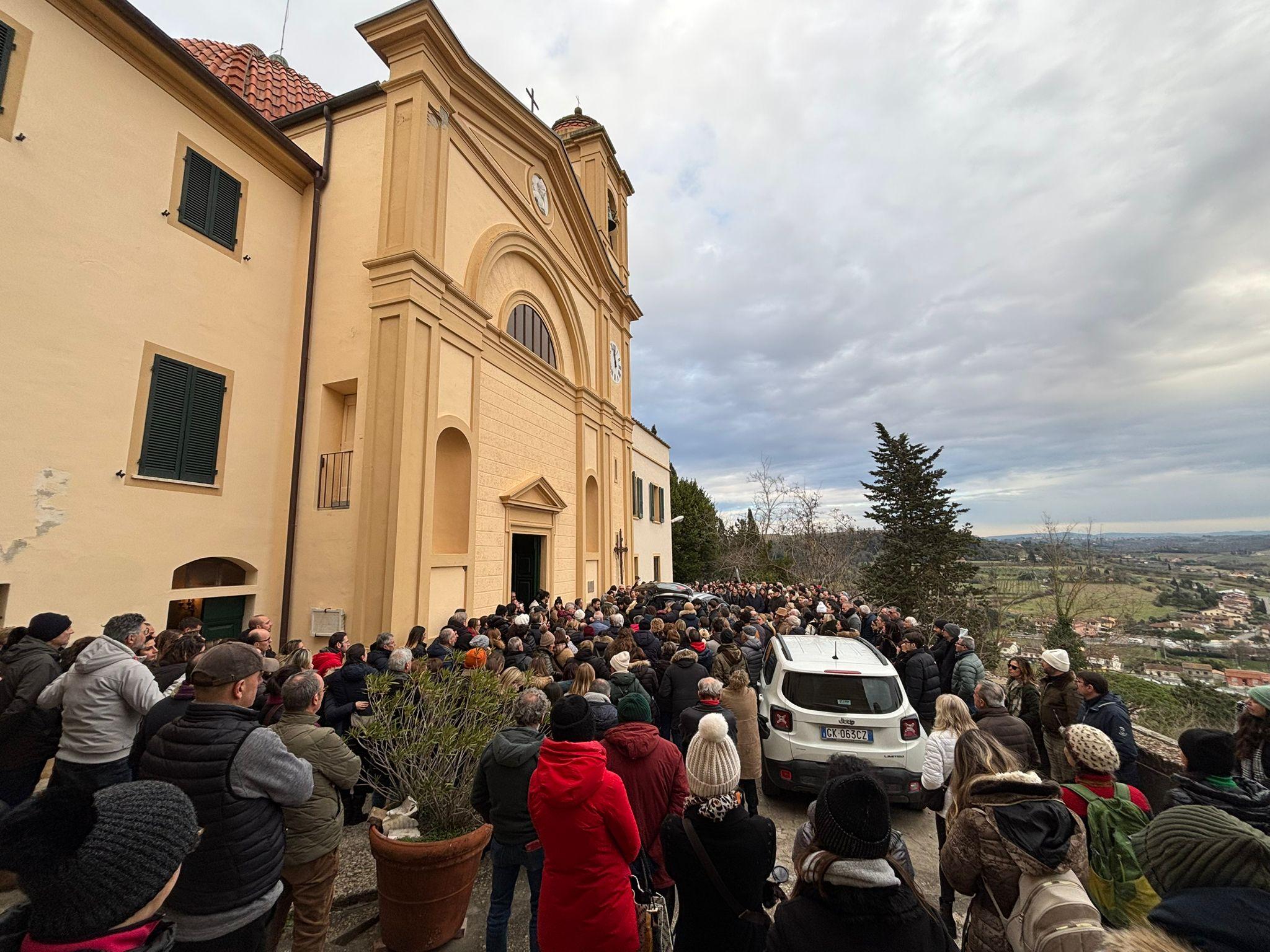 “E’ stato bello amarti”. Forcoli, folla commossa per l’ultimo addio a Marco Giannini