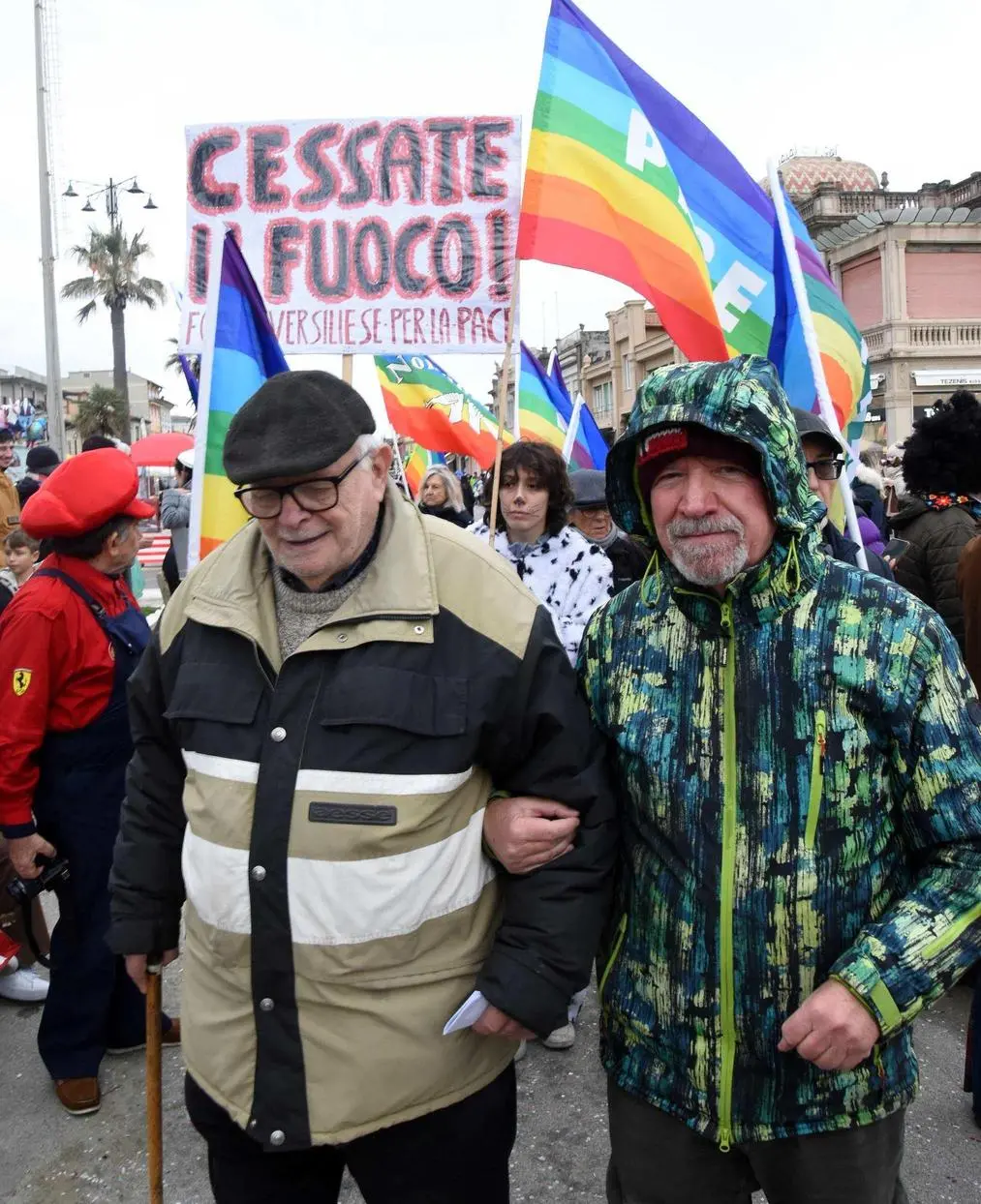 Nei cannoni soltanto i fiori. L’arcobaleno della pace avvolge il giovedì grasso