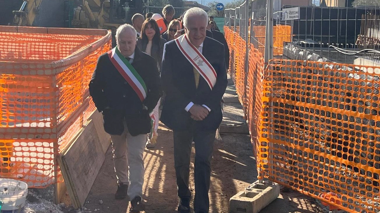 Il governatore della Regione con i vertici Asl a Capanne di Montignoso "Coprirà un territorio vasto: sarà un punto di riferimento per la popolazione".