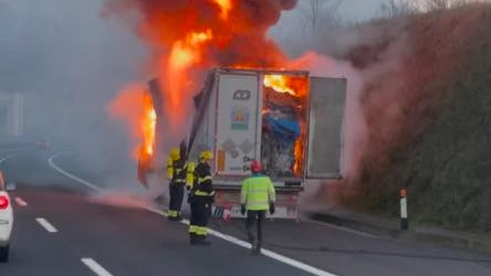 Il camion in fiamme in A1 (Foto Facebook/Figli dell'asfalto)