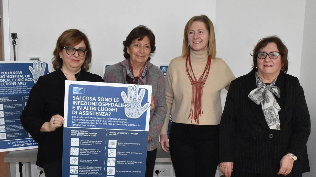 Un momento della presentazione dei cartelli che saranno posizionati all’interno degli ospedali e negli altri luoghi di assistenza sanitaria