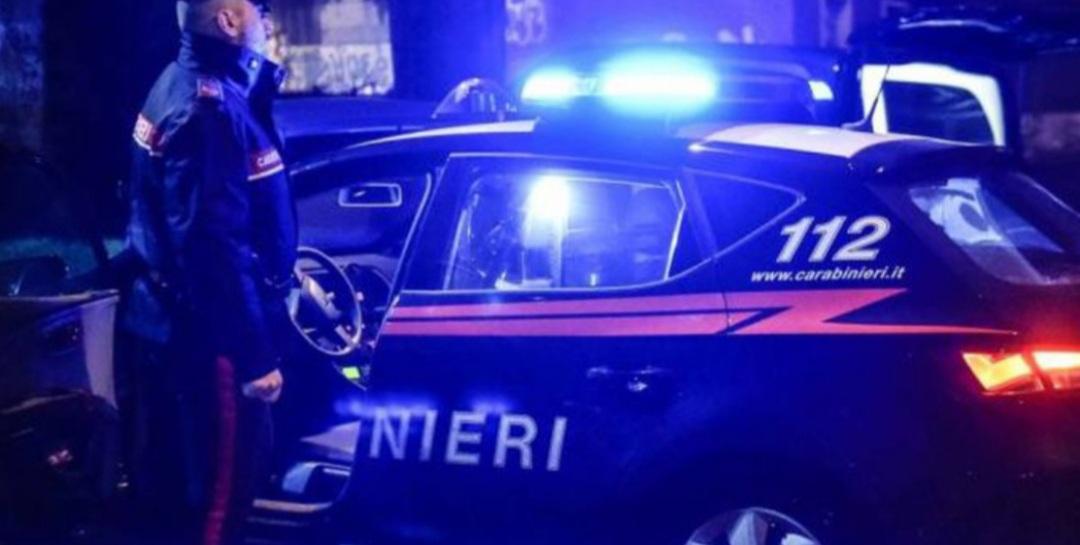 Agguato fuori dal locale, picchiato dal branco. Ventenne ferito gravemente