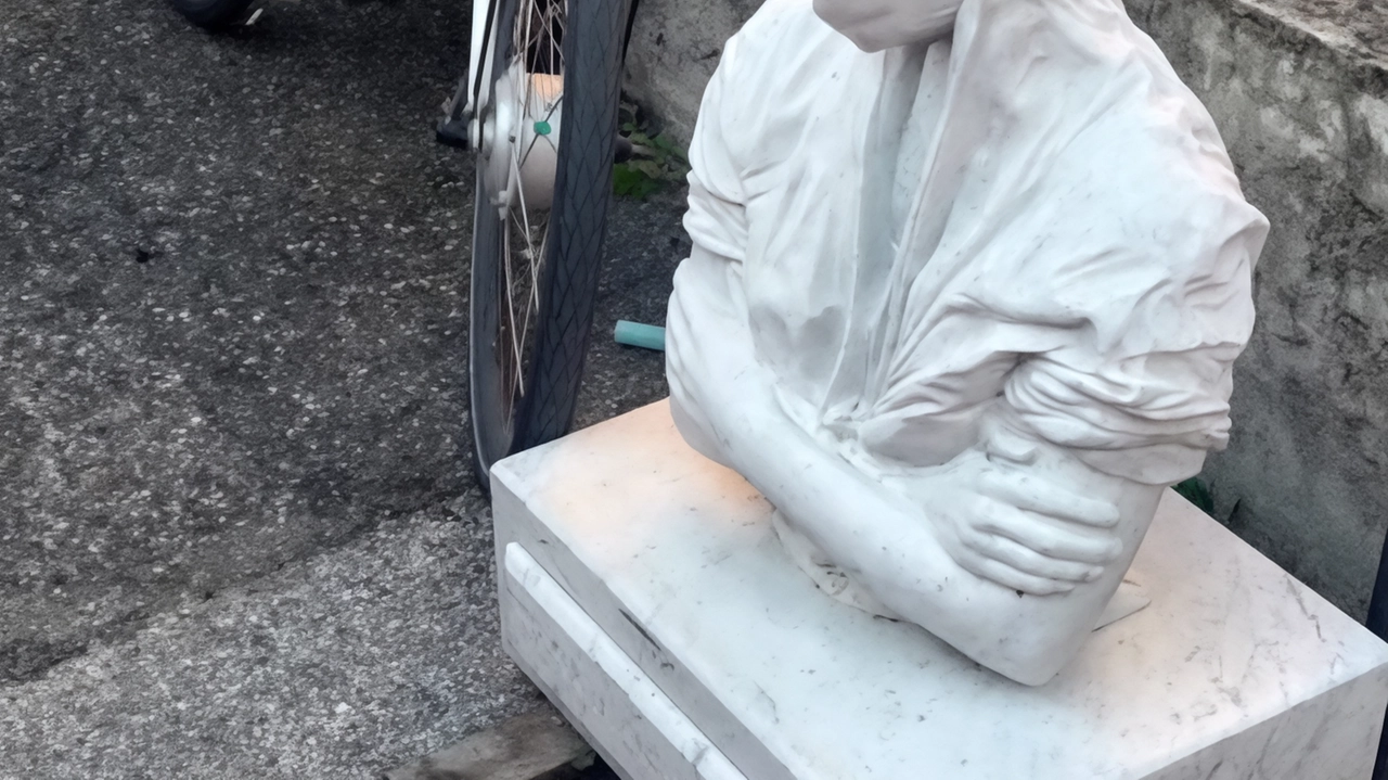 La statua dedicata al personale contro i tagli della sanità pubblica era stata donata all’Asl in piena pandemia, dall’artista Elia...