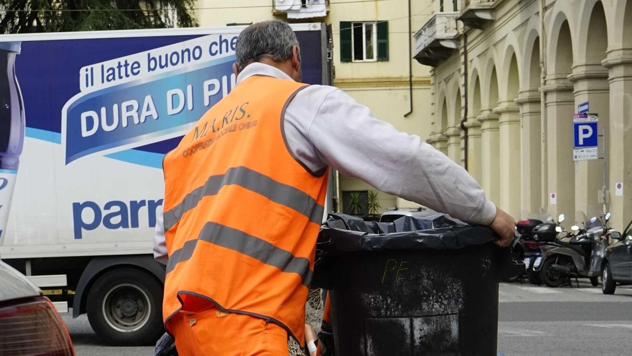 Un operatore ecologico impegnato nella pulizia della strada (foto d’archivio)