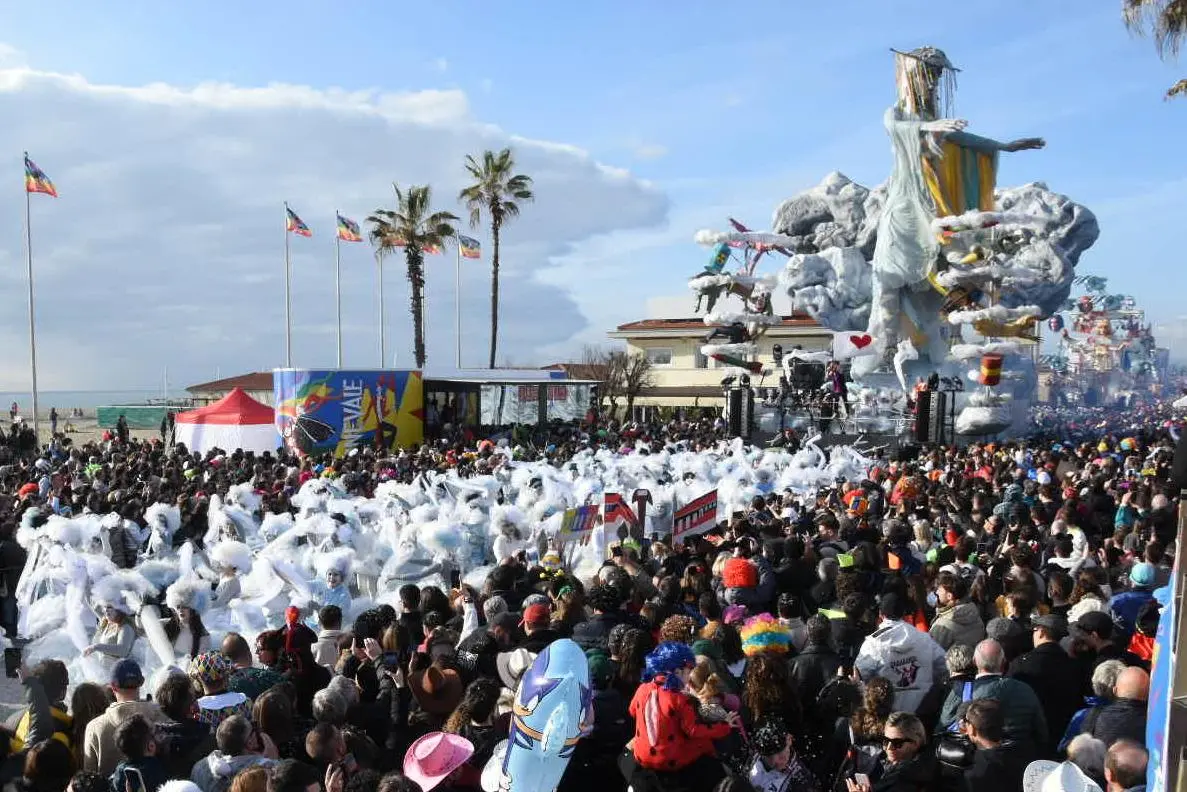 Un Carnevale pieno di sole. La satira torna a colpire. Marea di gente festante