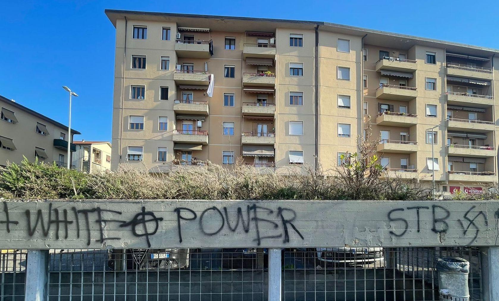 Croce celtica e svastica sul muro. Caccia ai colpevoli con le telecamere