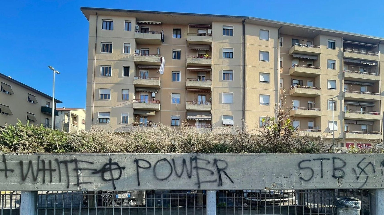 Scritte e simboli di movimenti suprematisti e neonazisti al parcheggio Dalla Chiesa