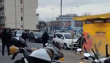 Tensione a Novoli, botte davanti al supermercato