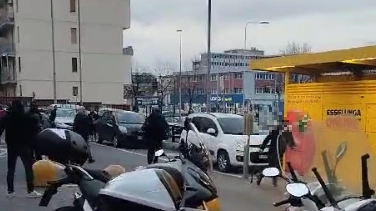 Un'immagine del parapiglia davanti al supermercato Esselunga in via di Novoli