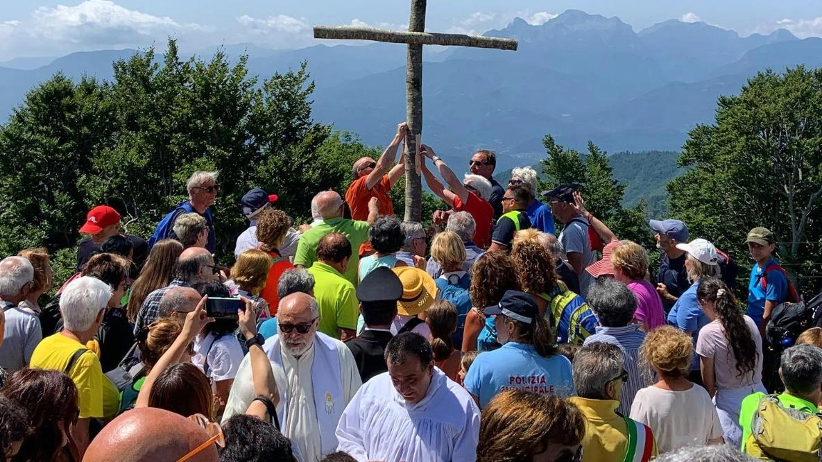 A Castiglione di Garfagnana si è svolto il tradizionale cambio della Croce a San Pellegrino in Alpe, evento che celebra la tradizione e la fede delle comunità toscane ed emiliane. Presenti autorità civili, religiose e militari, con visite guidate al Museo Etnografico e proiezione di un film sull'emigrazione.