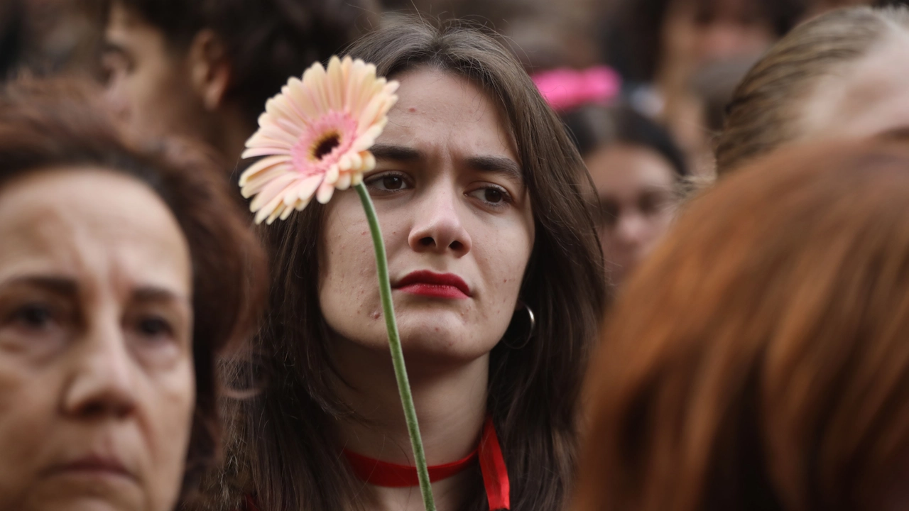 Il fil rouge degli interventi di oggi in piazza a Firenze si può sintetizzare così: “Parlare della violenza sulle donne usando le parole giuste è fondamentale per riconoscerla. Il fenomeno è culturale, il cambiamento deve essere altrettanto e come tale coinvolge tutti e tutte”