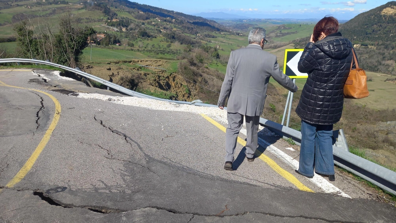 La strada statale 68 sfranata nelle vicinanze del bivio di Mazzolla il 27 febbraio. Ora arriva la petizione da presentare al ministro