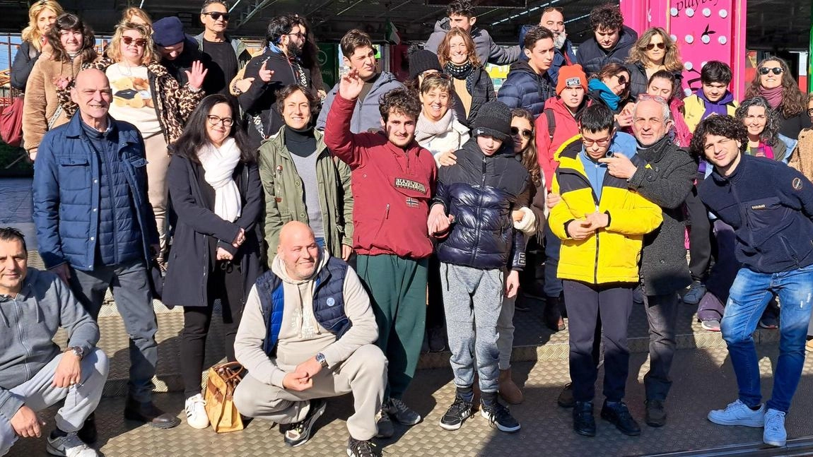 I ragazzi con i loro accompagnatori durante la mattinata al luna park