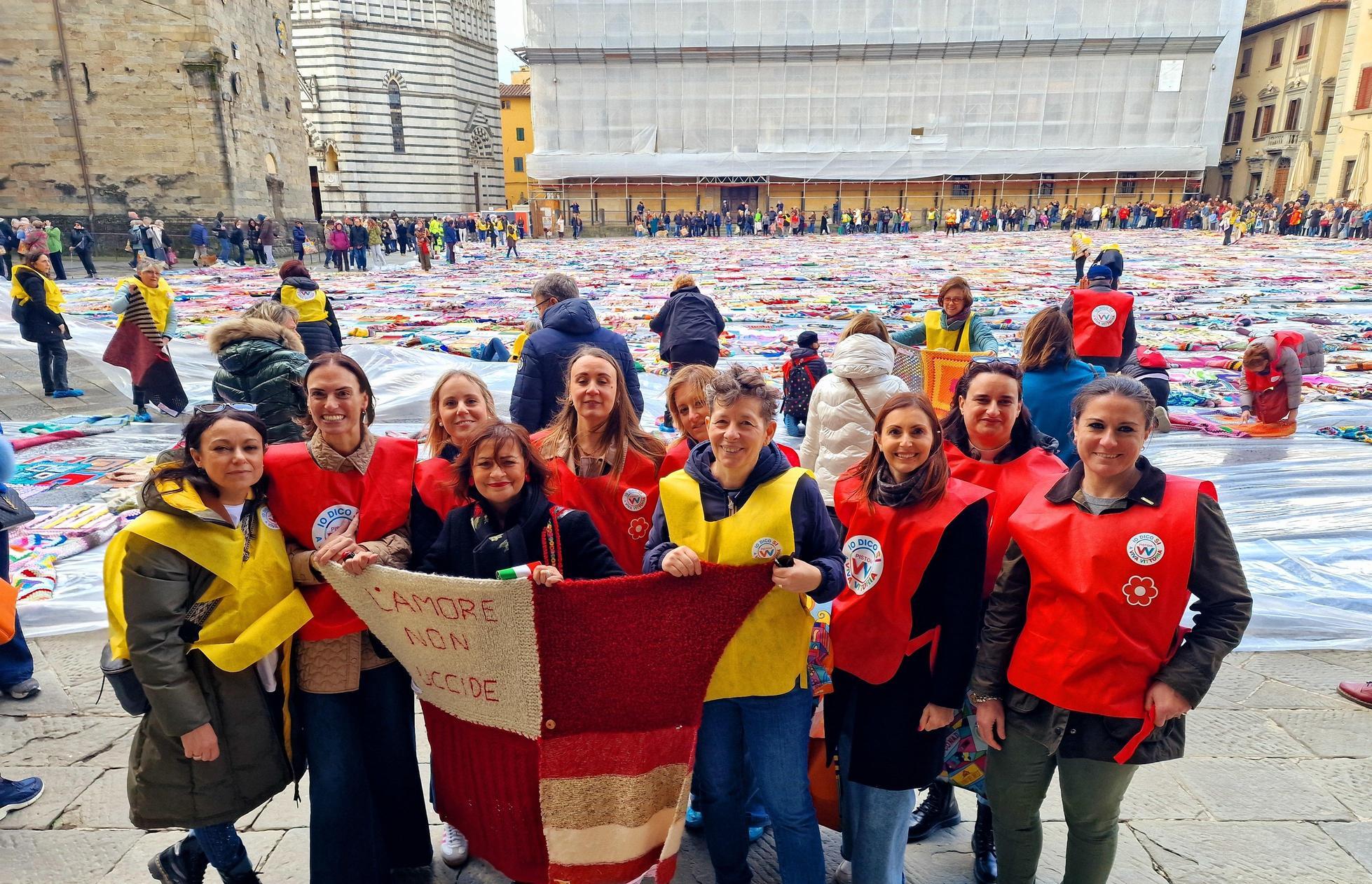 Viva Vittoria colora la piazza: "In difesa delle donne"