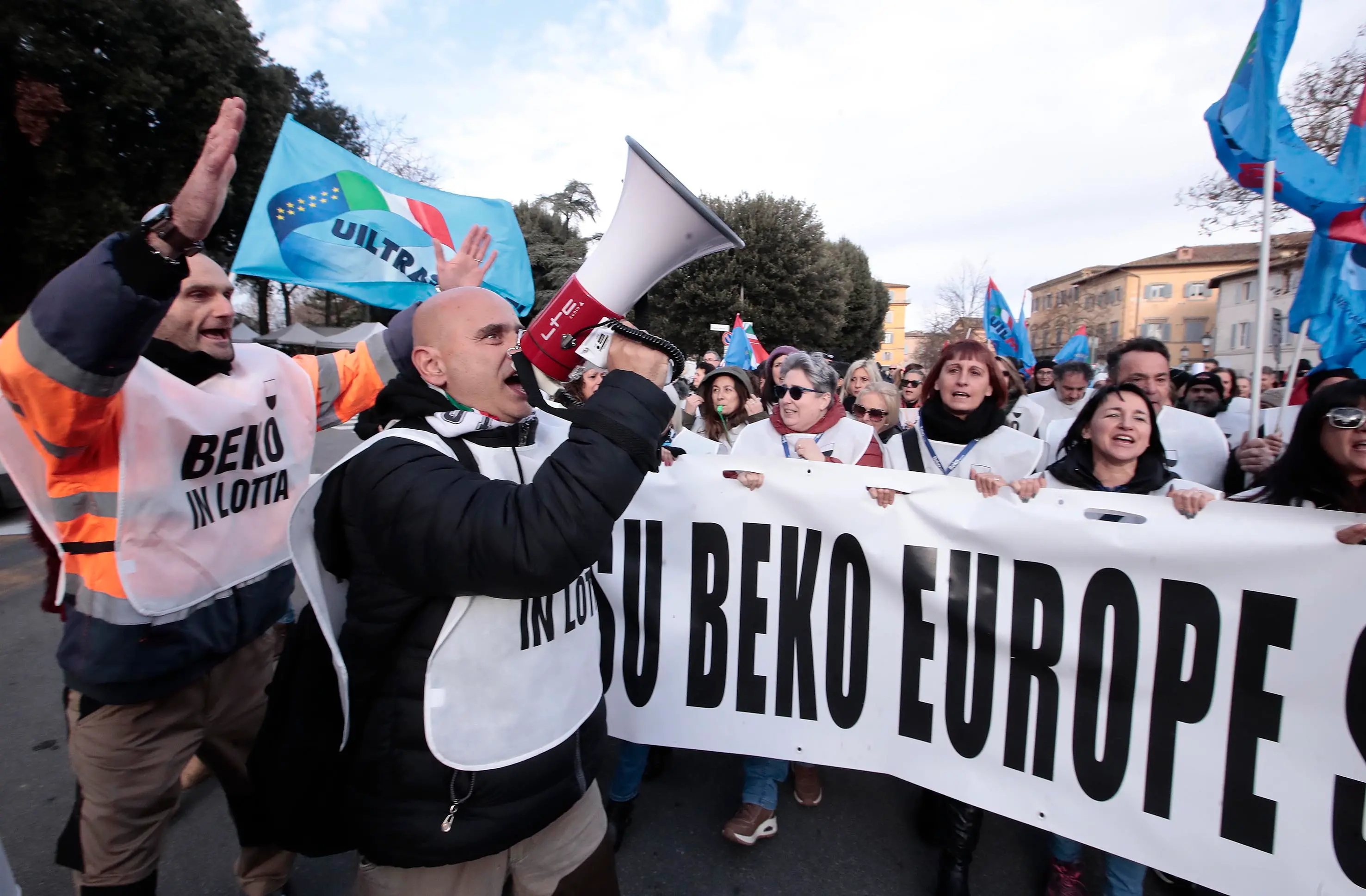 Beko, altri 10 giorni di “cassa”. Flashmob in piazza Salimbeni prima delle festività natalizie