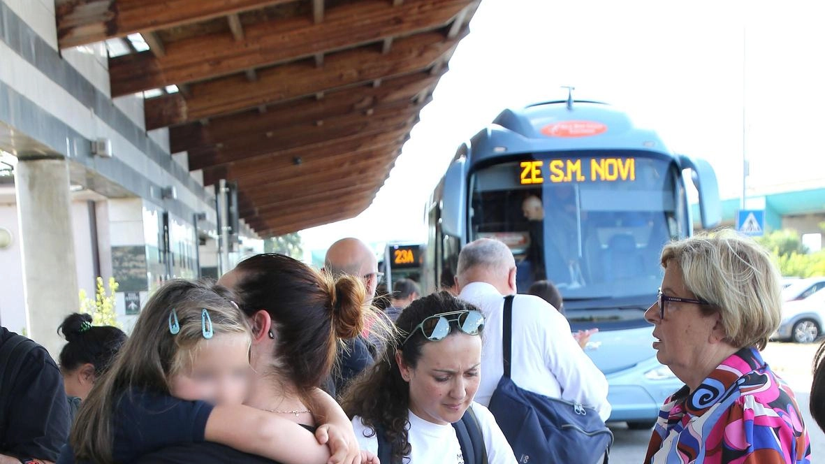 Passeggeri in attesa dell’autobus alla fermata dell’hub Guidoni