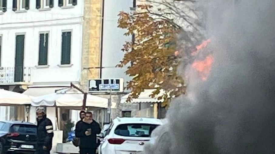 Incendio distrugge auto a San Giustino: proprietario in banca, fiamme avvolgono la Mercedes. Intervento vigili del fuoco e polizia locale.