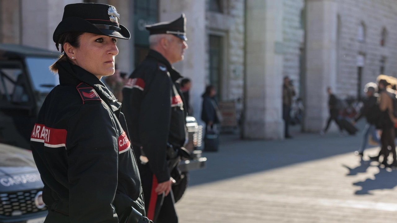 Alcuni passanti hanno visto i due saccheggiare l’auto e avvisato subito i carabinieri