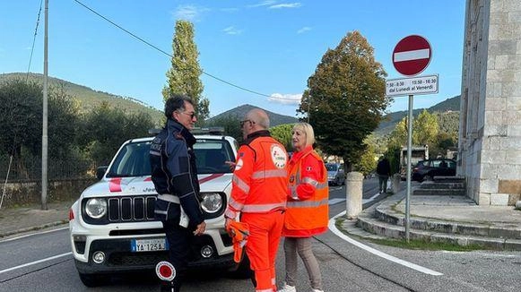 I volontari aiutano i bambini ad attraversare la strada