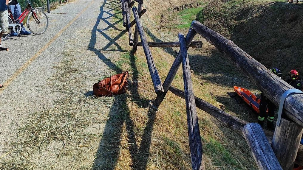 Le operazioni di soccorso dei vigili del fuoco che hanno tratto in salvo l’uomo scivolato nel torrente Fermulla