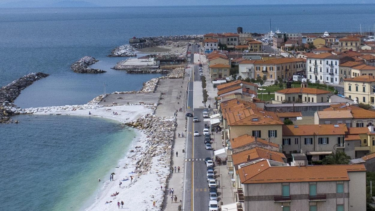 Una veduta dall’alto di Marina di Pisa. Il tema della sicurezza del nostro litorale è al centro del dibittito anche politico ormai da anni (foto col drone Del Punta per Valtriani)