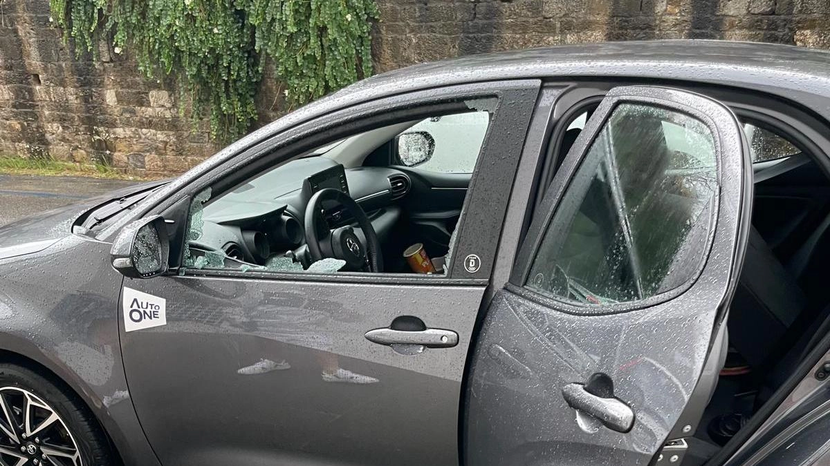 Furti alle macchine a Pisa: turisti scozzesi derubati in via Pisano mentre visitavano la Torre. Un problema che si ripete quotidianamente, lasciando le vittime senza effetti personali e costrette a fare denuncia.