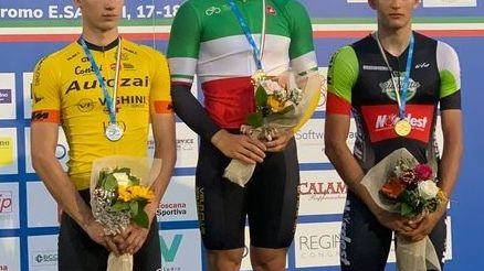 Ciclismo Il giovane atleta di Pietrasanta ha conquistato a Firenze il Tricolore. Ha bissato il titolo nella prova di velocità che aveva già vinto lo scorso anno.