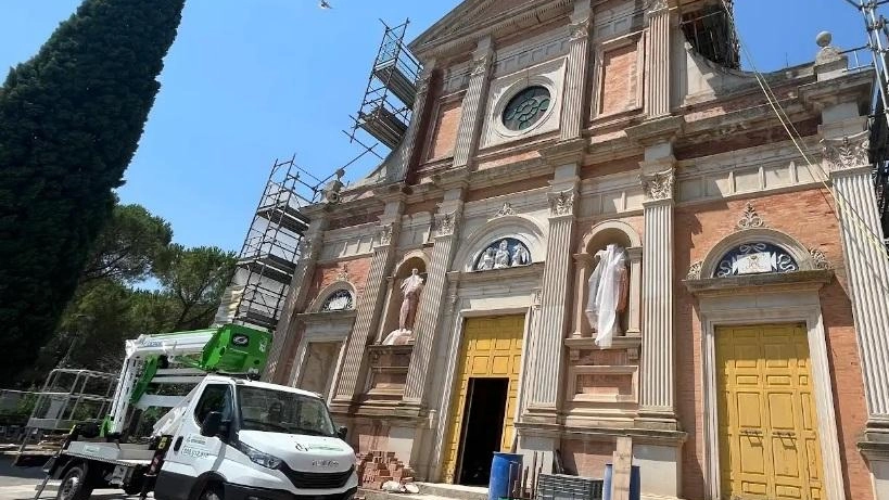 La chiesa parrocchiale di S. Maria Annunziata a Colombella riapre dopo i lavori di restauro post-terremoto. Comunità e professionisti celebrano insieme il recupero dell'edificio sacro.