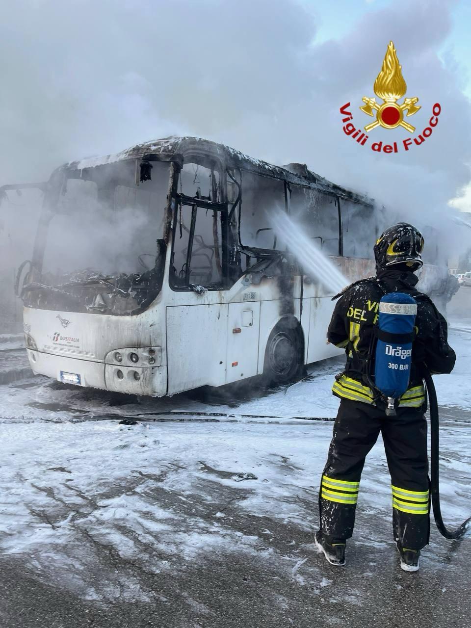 Incendio sull’autobus, paura a bordo e passeggeri in fuga dal mezzo in fiamme