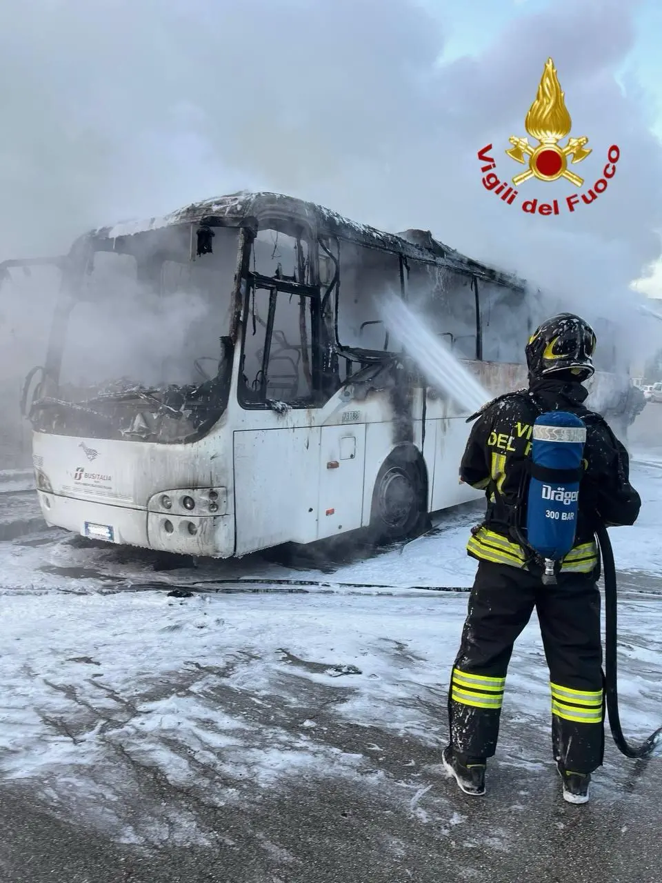 Incendio sull’autobus, paura a bordo e passeggeri in fuga dal mezzo in fiamme