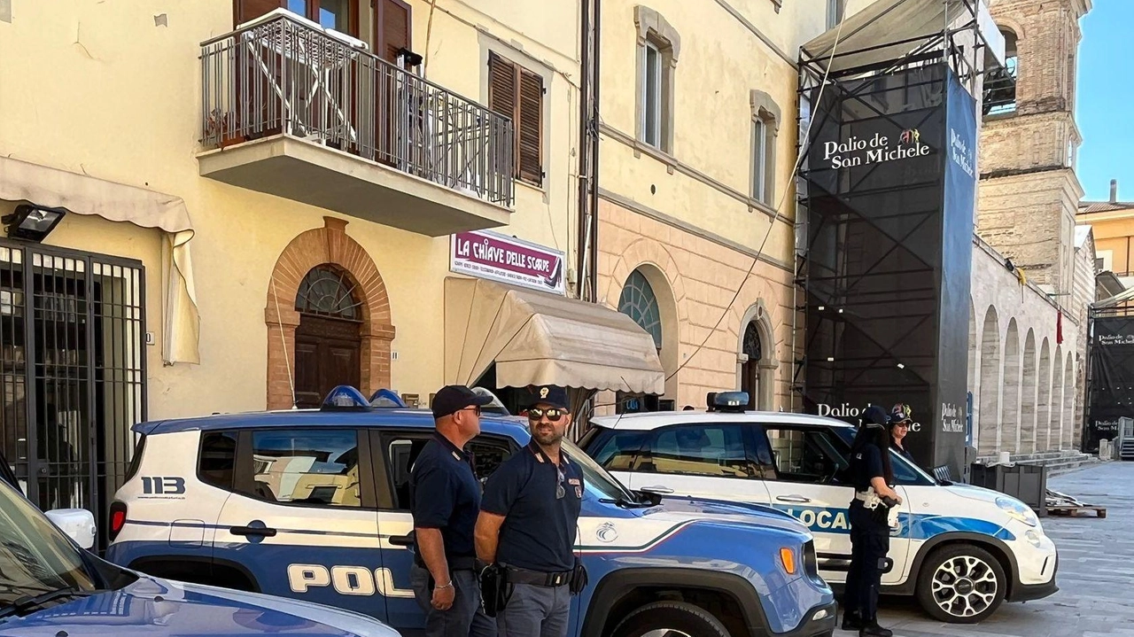 Gli arresti sono stati messi a segno in collaborazione dagli agenti del Commissariato di Assisi, del reparto prevenzione crimine Umbria-Marche e della polizia locale