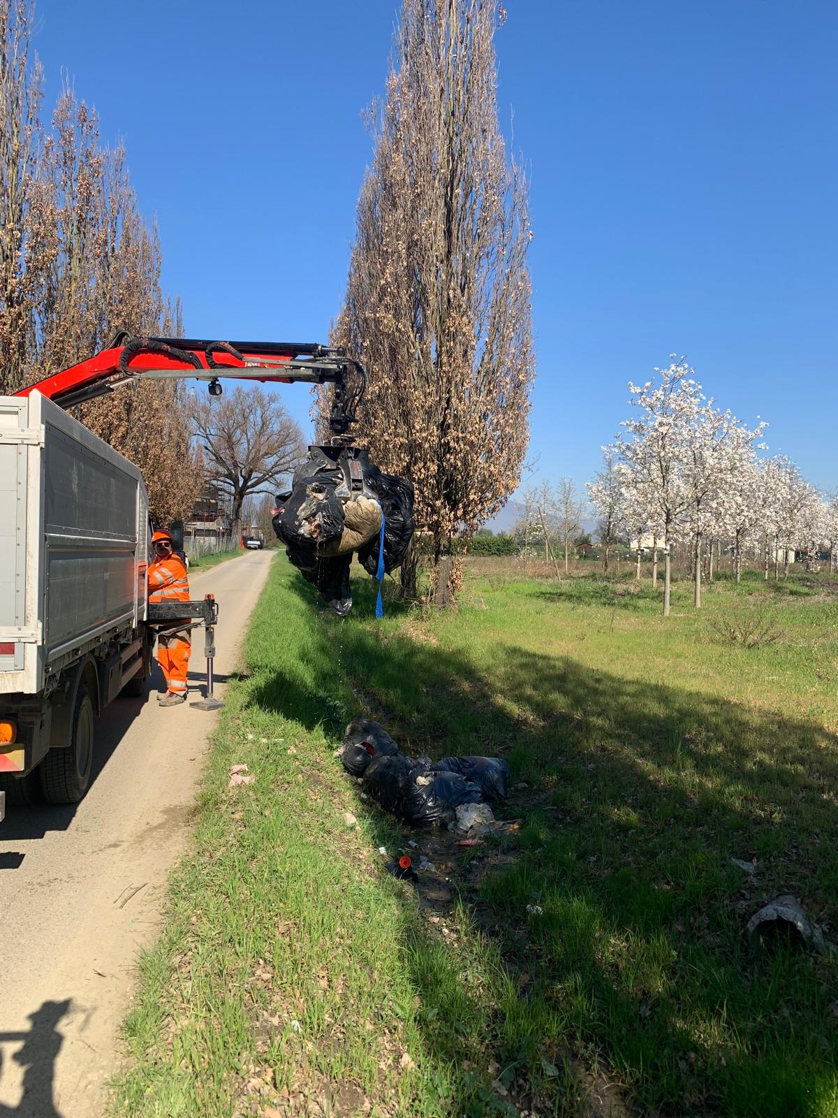 Prato, oltre 70 interventi in due mesi per l'abbandono di scarti tessili